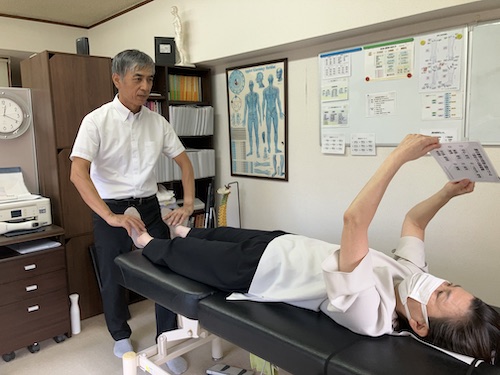 福岡の整体院てんびんカイロプラクティックでのメンタル系の施術の様子